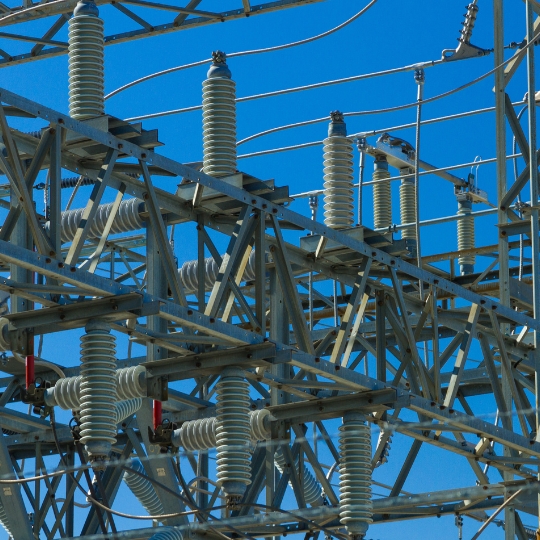 Na Industel, fornecemos soluções completas para subestações elétricas, combinando engenharia de ponta com materiais de alta qualidade para garantir a eficiência e a durabilidade das suas instalações.