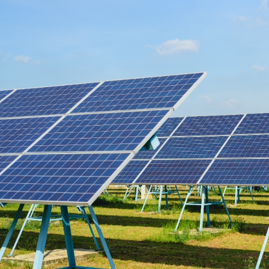 a Industel, oferecemos soluções especializadas para subestações fotovoltaicas, com foco na fabricação de estruturas metálicas galvanizadas a fogo